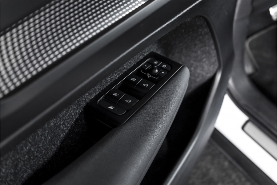 Volvo XC40 1.5 T4 Recharge R-Design | Dig. Cockpit | Elek. Klep | Cruise | PDC | NAV+App. Connect | LED | ECC | LM 19" | 2282