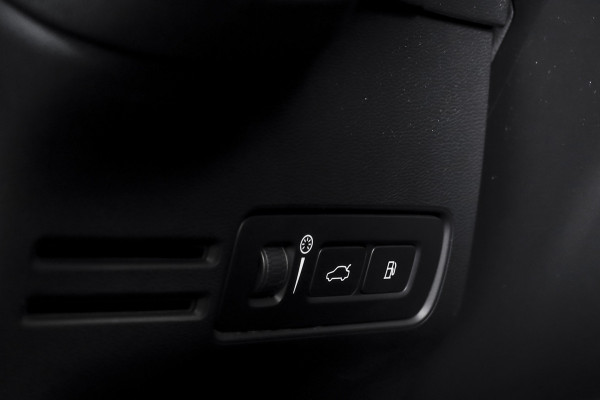 Volvo XC40 1.5 T4 Recharge R-Design | Dig. Cockpit | Elek. Klep | Cruise | PDC | NAV+App. Connect | LED | ECC | LM 19" | 2282