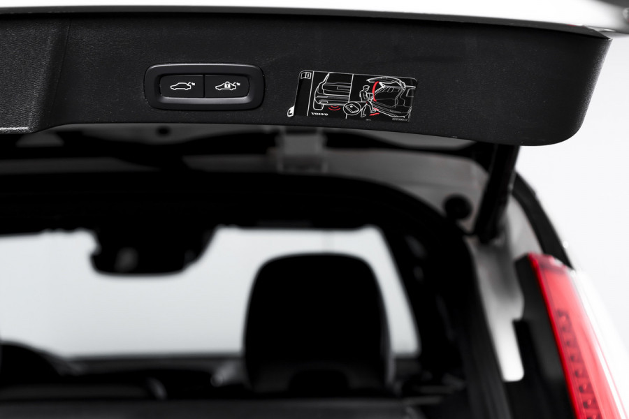 Volvo XC40 1.5 T4 Recharge R-Design | Dig. Cockpit | Elek. Klep | Cruise | PDC | NAV+App. Connect | LED | ECC | LM 19" | 2282