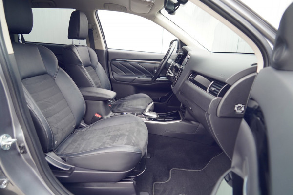 Mitsubishi Outlander 2.4 PHEV Intense / 79dkm NAP / Trekhaak / Carplay / Stoelverw. / Org. NL / Camera