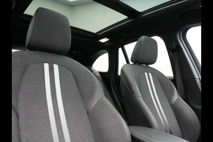 BMW X1 xDrive25e M Sport PHEV 221pk Dealer O.H | Trekhaak Afn. | Panodak | Camera | Sportstoelen & Sportstuur Verwarmd | Hifi Audio | Cruise Control | Sfeerverlichting | Navigatie | DAB | 19"L.M | Plug In Hybrid |