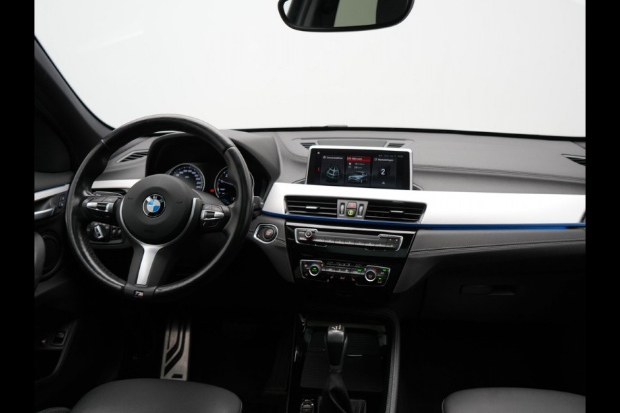 BMW X1 xDrive25e M Sport PHEV 221pk Dealer O.H | Trekhaak Afn. | Panodak | Camera | Sportstoelen & Sportstuur Verwarmd | Hifi Audio | Cruise Control | Sfeerverlichting | Navigatie | DAB | 19"L.M | Plug In Hybrid |