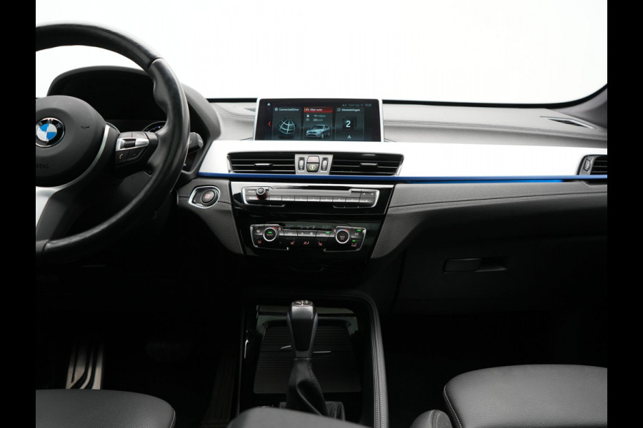 BMW X1 xDrive25e M Sport PHEV 221pk Dealer O.H | Trekhaak Afn. | Panodak | Camera | Sportstoelen & Sportstuur Verwarmd | Hifi Audio | Cruise Control | Sfeerverlichting | Navigatie | DAB | 19"L.M | Plug In Hybrid |