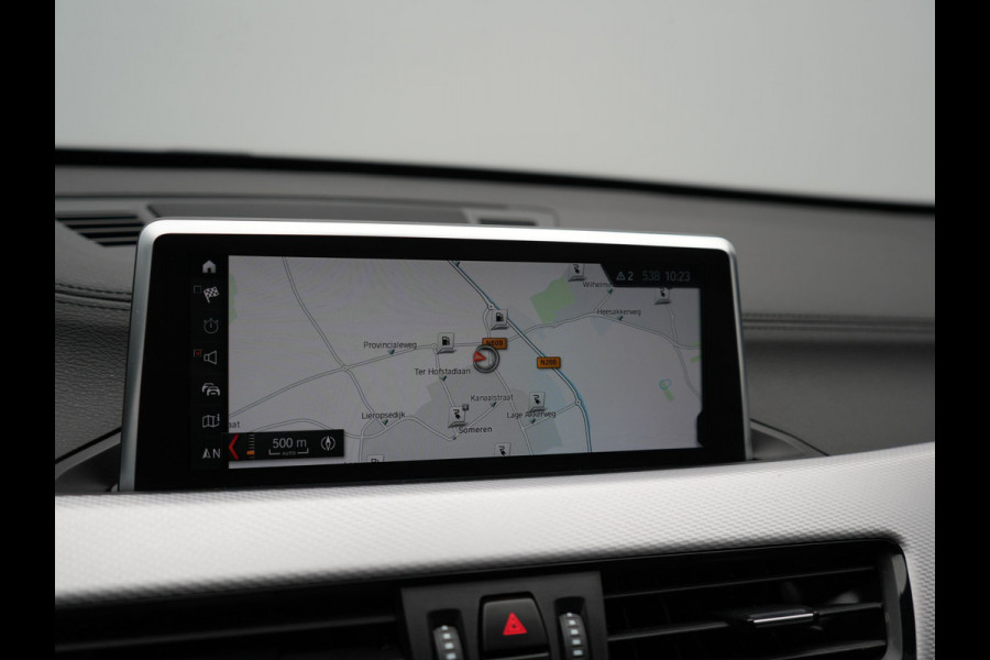 BMW X1 xDrive25e M Sport PHEV 221pk Dealer O.H | Trekhaak Afn. | Panodak | Camera | Sportstoelen & Sportstuur Verwarmd | Hifi Audio | Cruise Control | Sfeerverlichting | Navigatie | DAB | 19"L.M | Plug In Hybrid |