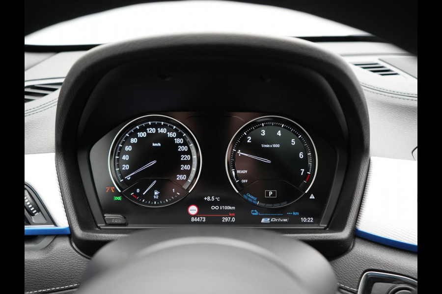 BMW X1 xDrive25e M Sport PHEV 221pk Dealer O.H | Trekhaak Afn. | Panodak | Camera | Sportstoelen & Sportstuur Verwarmd | Hifi Audio | Cruise Control | Sfeerverlichting | Navigatie | DAB | 19"L.M | Plug In Hybrid |