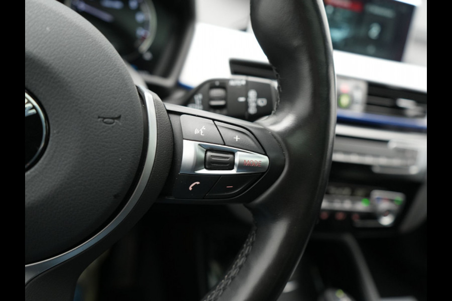 BMW X1 xDrive25e M Sport PHEV 221pk Dealer O.H | Trekhaak Afn. | Panodak | Camera | Sportstoelen & Sportstuur Verwarmd | Hifi Audio | Cruise Control | Sfeerverlichting | Navigatie | DAB | 19"L.M | Plug In Hybrid |