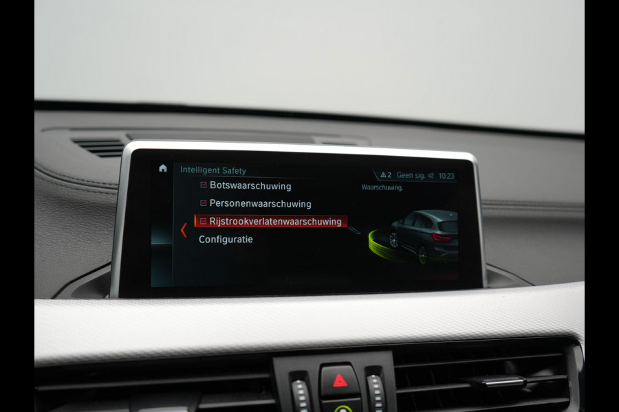 BMW X1 xDrive25e M Sport PHEV 221pk Dealer O.H | Trekhaak Afn. | Panodak | Camera | Sportstoelen & Sportstuur Verwarmd | Hifi Audio | Cruise Control | Sfeerverlichting | Navigatie | DAB | 19"L.M | Plug In Hybrid |