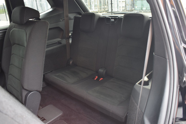 Volkswagen Tiguan Allspace 1.5 TSI 150pk DSG R-line 7-Persoons | Pano | Camera | Trekhaak