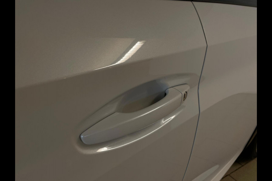 Peugeot 208 1.2 PureTech GT-Line AIRCO NAVI CRUISE BT STOELVERW CAMERA PDC PARELMOER WIT ZWARTE HEMEL PRIVACYGLAS ZEER NETTE AUTO