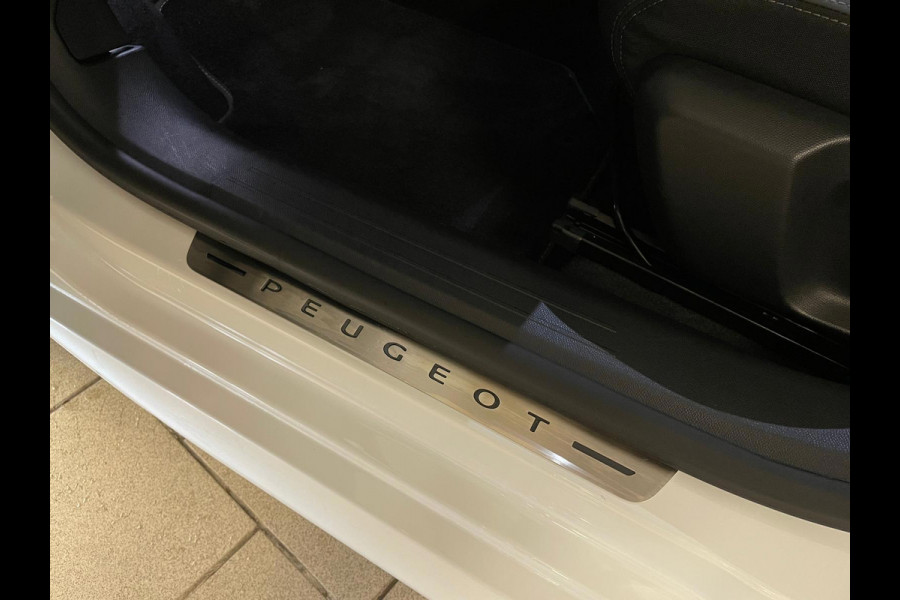 Peugeot 208 1.2 PureTech GT-Line AIRCO NAVI CRUISE BT STOELVERW CAMERA PDC PARELMOER WIT ZWARTE HEMEL PRIVACYGLAS ZEER NETTE AUTO