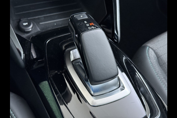 Peugeot e-208 EV SOH 92,5% Panoramadak Stoelverwarming 3D-Navi 360°Camera Apple Carplay Android Auto Ecc Cruise Control Pdc Keyless 50kWh Allu Led Lmv Privacy Glas Isofix DAB+ Bluetooth Regen-Lichtsensor Lane Assist Dealeronderhouden Origineel Nederlandse Auto