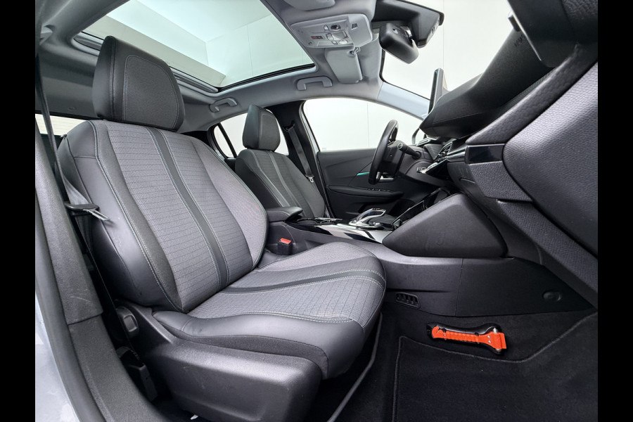 Peugeot e-208 EV SOH 92,5% Panoramadak Stoelverwarming 3D-Navi 360°Camera Apple Carplay Android Auto Ecc Cruise Control Pdc Keyless 50kWh Allu Led Lmv Privacy Glas Isofix DAB+ Bluetooth Regen-Lichtsensor Lane Assist Dealeronderhouden Origineel Nederlandse Auto