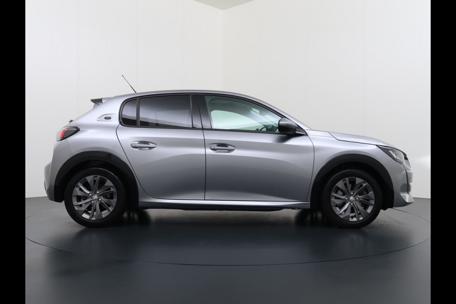Peugeot e-208 EV SOH 92,5% Panoramadak Stoelverwarming 3D-Navi 360°Camera Apple Carplay Android Auto Ecc Cruise Control Pdc Keyless 50kWh Allu Led Lmv Privacy Glas Isofix DAB+ Bluetooth Regen-Lichtsensor Lane Assist Dealeronderhouden Origineel Nederlandse Auto