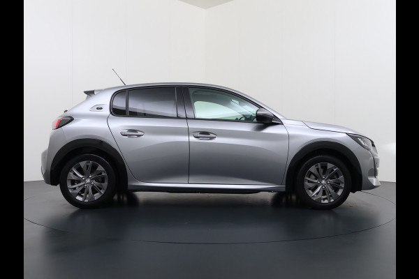 Peugeot e-208 EV SOH 92,5% Panoramadak Stoelverwarming 3D-Navi 360°Camera Apple Carplay Android Auto Ecc Cruise Control Pdc Keyless 50kWh Allu Led Lmv Privacy Glas Isofix DAB+ Bluetooth Regen-Lichtsensor Lane Assist Dealeronderhouden Origineel Nederlandse Auto