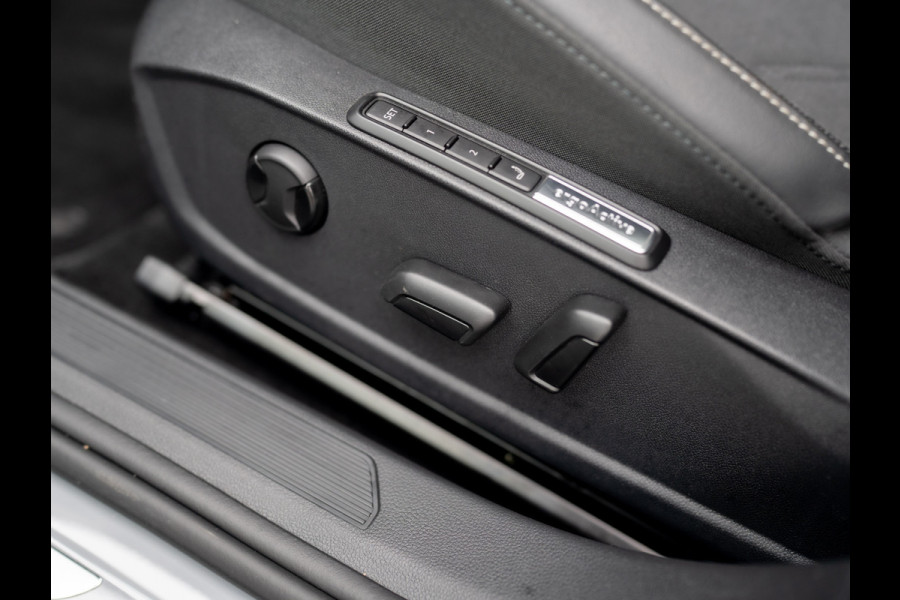 Volkswagen Golf 1.5 eTSI 50 Edition | Panodak | Trekhaak wegkl. | Stoelgeheugen | Head Up | IQ Light | Prijs Rijklaar!!