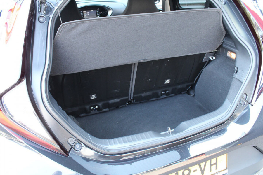 Toyota Aygo X 1.0 VVT-i MT first