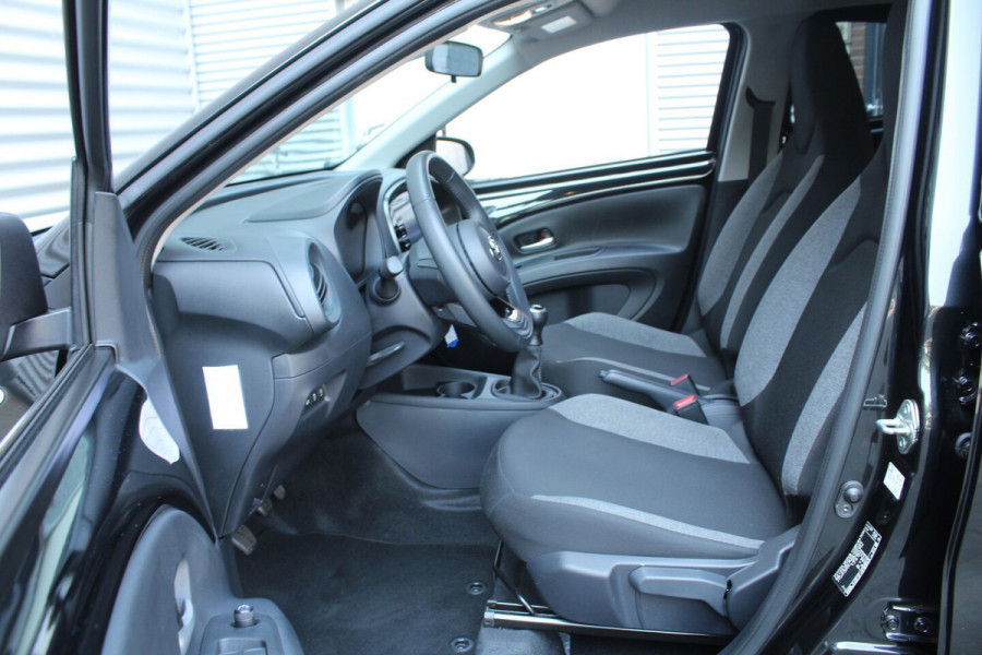 Toyota Aygo X 1.0 VVT-i MT first