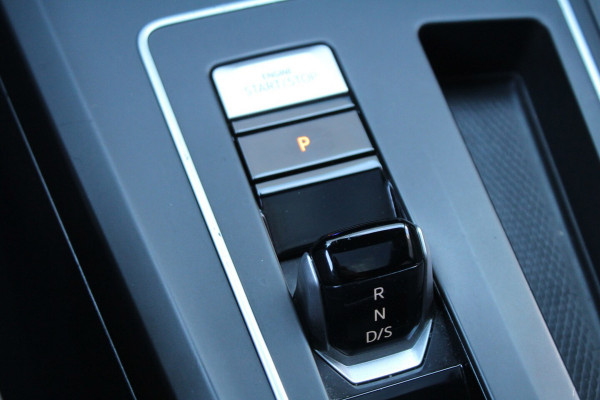 Volkswagen Golf 2.0 TSI 320pk R 4Motion DSG7 Panoramadak Akrapvic Camera