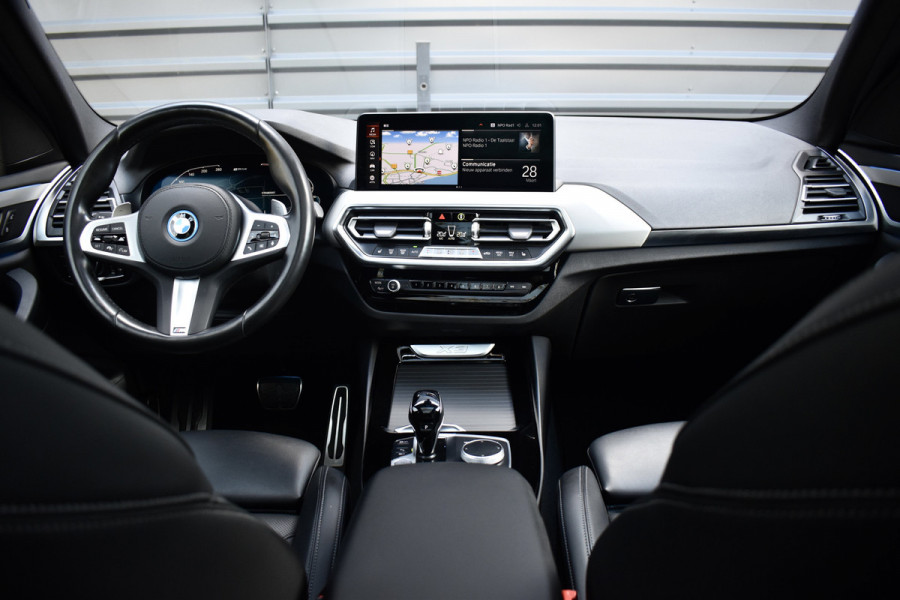 BMW X3 xDrive30e M Sport Shadow | Pano | ACC | Elek. Trekhaak | Camera | Live Cockpit Pro | 20'' Wielen |