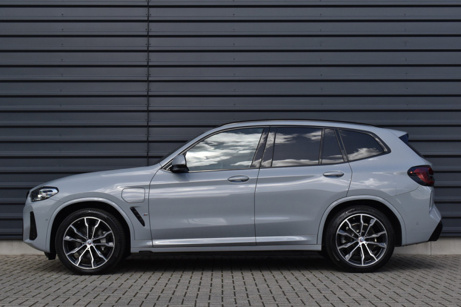 BMW X3 xDrive30e M Sport Shadow | Pano | ACC | Elek. Trekhaak | Camera | Live Cockpit Pro | 20'' Wielen |