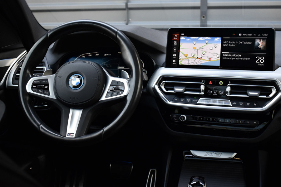 BMW X3 xDrive30e M Sport Shadow | Pano | ACC | Elek. Trekhaak | Camera | Live Cockpit Pro | 20'' Wielen |