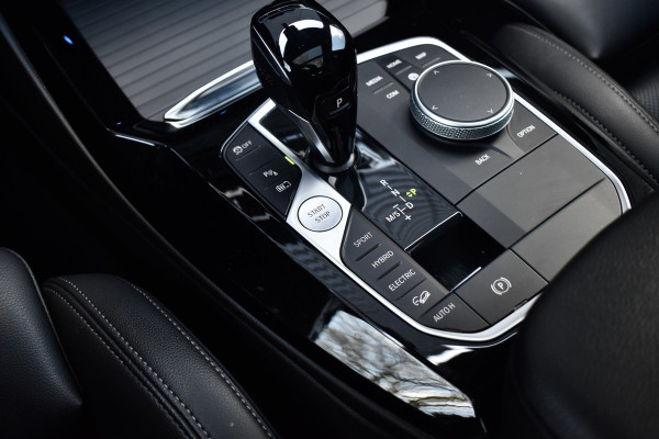 BMW X3 xDrive30e M Sport Shadow | Pano | ACC | Elek. Trekhaak | Camera | Live Cockpit Pro | 20'' Wielen |