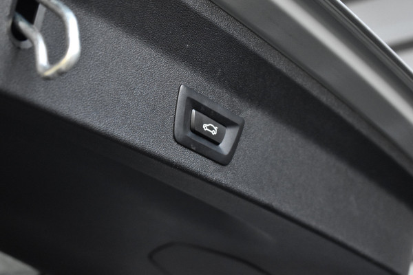 BMW X3 xDrive30e M Sport Shadow | Pano | ACC | Elek. Trekhaak | Camera | Live Cockpit Pro | 20'' Wielen |