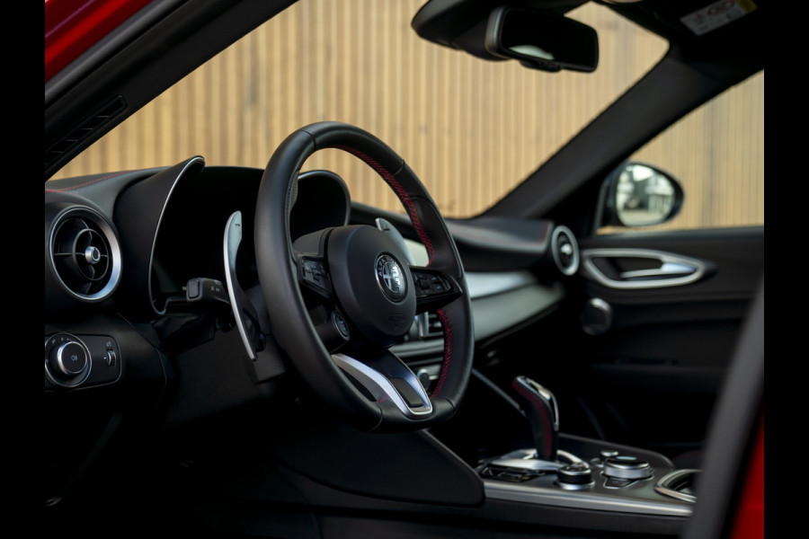 Alfa Romeo Giulia 2.0T GME AWD Competizione 280pk | Q-velgen | Harman/Kardon | Adapt. cruise | Veloce stoelen