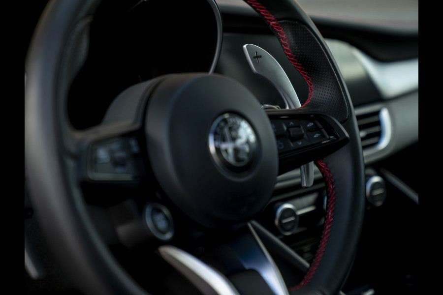 Alfa Romeo Giulia 2.0T GME AWD Competizione 280pk | Q-velgen | Harman/Kardon | Adapt. cruise | Veloce stoelen