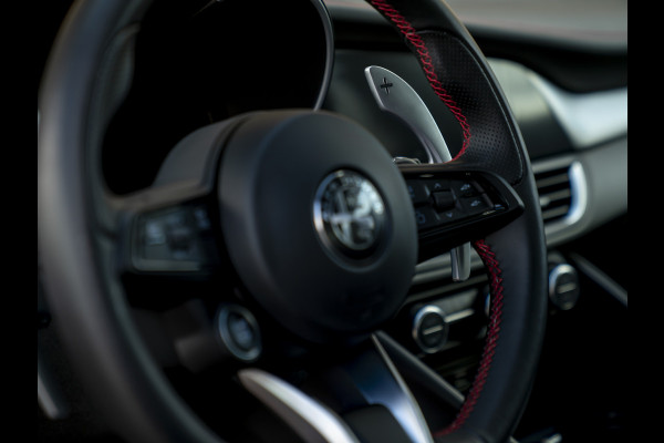 Alfa Romeo Giulia 2.0T GME AWD Competizione 280pk | Q-velgen | Harman/Kardon | Adapt. cruise | Veloce stoelen