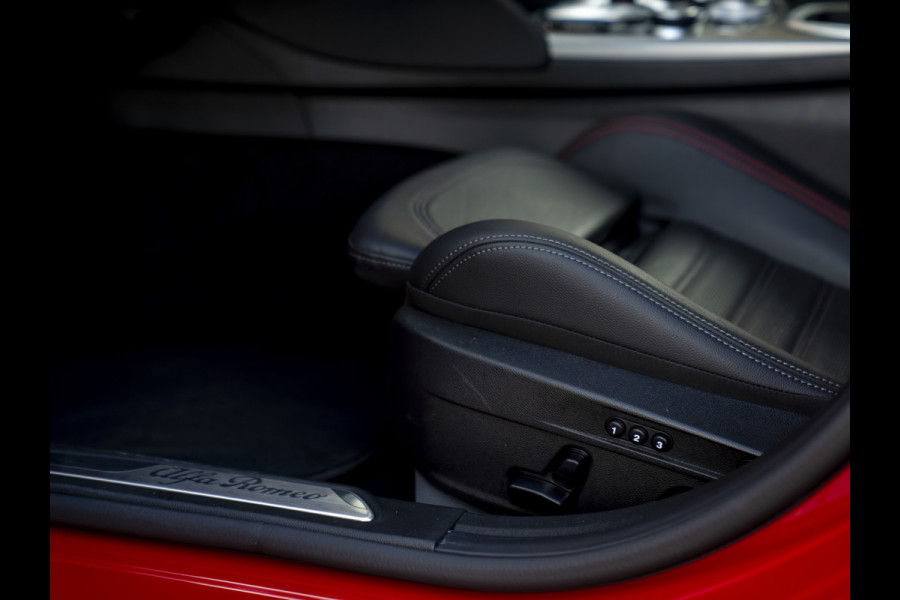 Alfa Romeo Giulia 2.0T GME AWD Competizione 280pk | Q-velgen | Harman/Kardon | Adapt. cruise | Veloce stoelen