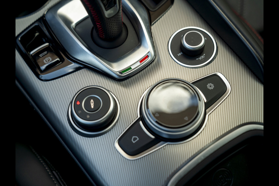 Alfa Romeo Giulia 2.0T GME AWD Competizione 280pk | Q-velgen | Harman/Kardon | Adapt. cruise | Veloce stoelen