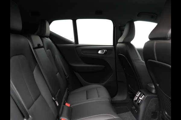Volvo XC40 T5 Recharge R-Design PHEV 263pk Dealer O.H. | Trekhaak Af Fabriek | Adaptive Cruise | Harman / Kardon | 360 Camera | Lederen Sportstoelen Memory & Verwarmd | Apple Carplay | Stuur Verwarmd | Keyless | Blis | Navigatie | DAB | Plug In Hybrid
