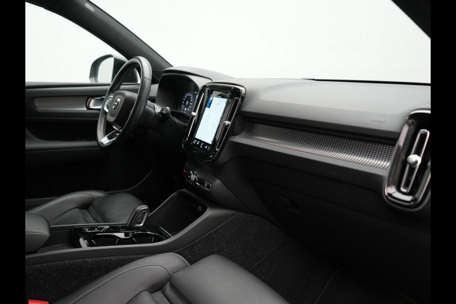 Volvo XC40 T5 Recharge R-Design PHEV 263pk Dealer O.H. | Trekhaak Af Fabriek | Adaptive Cruise | Harman / Kardon | 360 Camera | Lederen Sportstoelen Memory & Verwarmd | Apple Carplay | Stuur Verwarmd | Keyless | Blis | Navigatie | DAB | Plug In Hybrid
