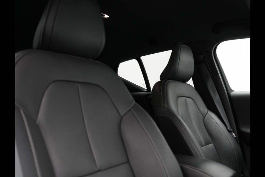 Volvo XC40 T5 Recharge R-Design PHEV 263pk Dealer O.H. | Trekhaak Af Fabriek | Adaptive Cruise | Harman / Kardon | 360 Camera | Lederen Sportstoelen Memory & Verwarmd | Apple Carplay | Stuur Verwarmd | Keyless | Blis | Navigatie | DAB | Plug In Hybrid
