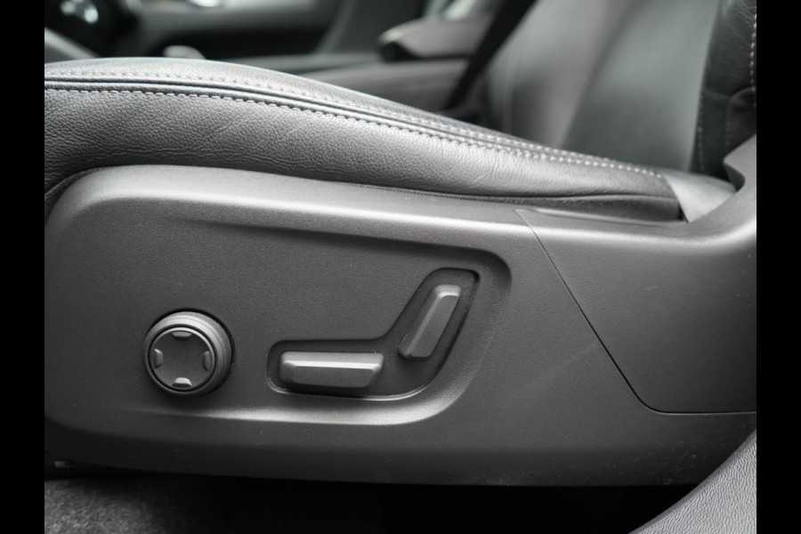 Volvo XC40 T5 Recharge R-Design PHEV 263pk Dealer O.H. | Trekhaak Af Fabriek | Adaptive Cruise | Harman / Kardon | 360 Camera | Lederen Sportstoelen Memory & Verwarmd | Apple Carplay | Stuur Verwarmd | Keyless | Blis | Navigatie | DAB | Plug In Hybrid