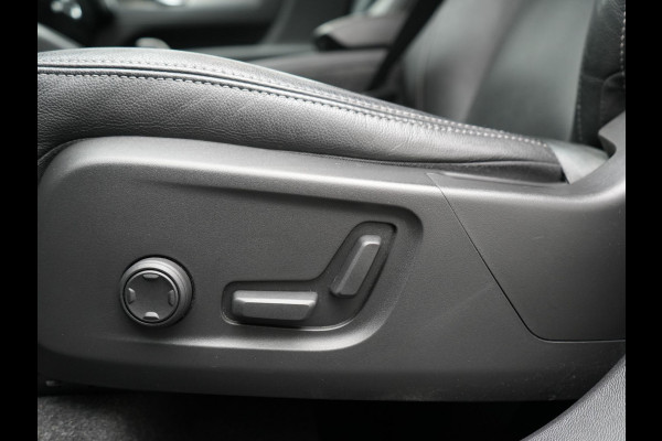 Volvo XC40 T5 Recharge R-Design PHEV 263pk Dealer O.H. | Trekhaak Af Fabriek | Adaptive Cruise | Harman / Kardon | 360 Camera | Lederen Sportstoelen Memory & Verwarmd | Apple Carplay | Stuur Verwarmd | Keyless | Blis | Navigatie | DAB | Plug In Hybrid