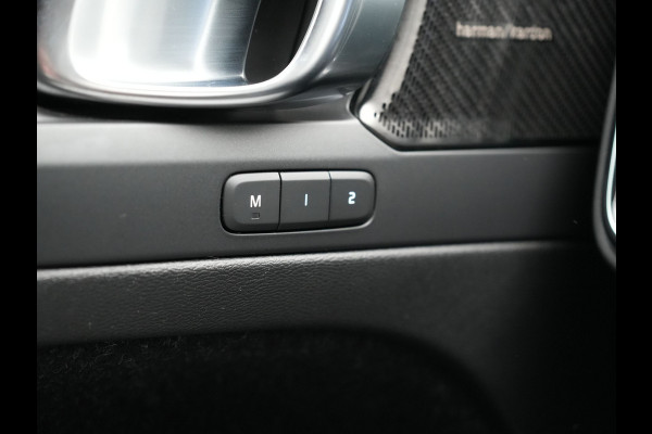 Volvo XC40 T5 Recharge R-Design PHEV 263pk Dealer O.H. | Trekhaak Af Fabriek | Adaptive Cruise | Harman / Kardon | 360 Camera | Lederen Sportstoelen Memory & Verwarmd | Apple Carplay | Stuur Verwarmd | Keyless | Blis | Navigatie | DAB | Plug In Hybrid