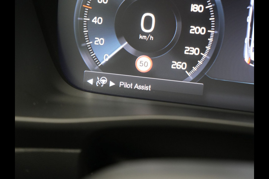 Volvo XC40 T5 Recharge R-Design PHEV 263pk Dealer O.H. | Trekhaak Af Fabriek | Adaptive Cruise | Harman / Kardon | 360 Camera | Lederen Sportstoelen Memory & Verwarmd | Apple Carplay | Stuur Verwarmd | Keyless | Blis | Navigatie | DAB | Plug In Hybrid