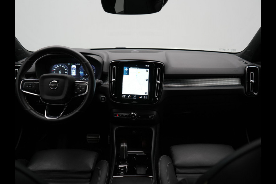 Volvo XC40 T5 Recharge R-Design PHEV 263pk Dealer O.H. | Trekhaak Af Fabriek | Adaptive Cruise | Harman / Kardon | 360 Camera | Lederen Sportstoelen Memory & Verwarmd | Apple Carplay | Stuur Verwarmd | Keyless | Blis | Navigatie | DAB | Plug In Hybrid