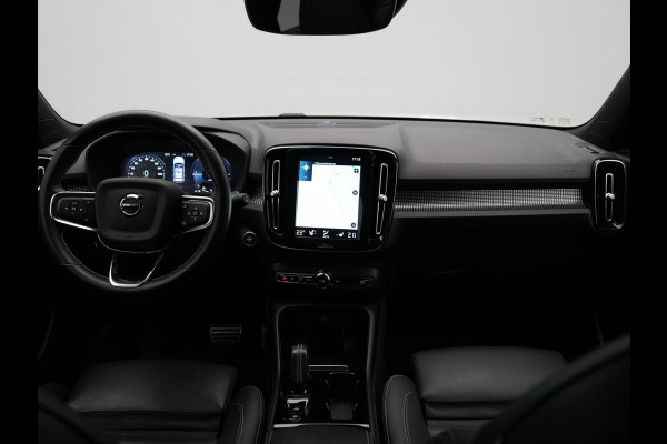 Volvo XC40 T5 Recharge R-Design PHEV 263pk Dealer O.H. | Trekhaak Af Fabriek | Adaptive Cruise | Harman / Kardon | 360 Camera | Lederen Sportstoelen Memory & Verwarmd | Apple Carplay | Stuur Verwarmd | Keyless | Blis | Navigatie | DAB | Plug In Hybrid