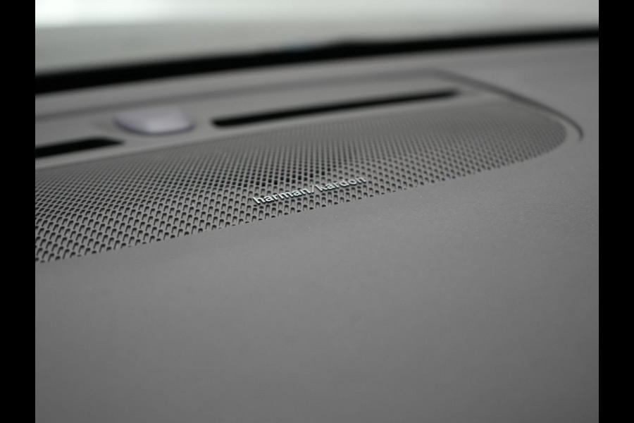 Volvo XC40 T5 Recharge R-Design PHEV 263pk Dealer O.H. | Trekhaak Af Fabriek | Adaptive Cruise | Harman / Kardon | 360 Camera | Lederen Sportstoelen Memory & Verwarmd | Apple Carplay | Stuur Verwarmd | Keyless | Blis | Navigatie | DAB | Plug In Hybrid