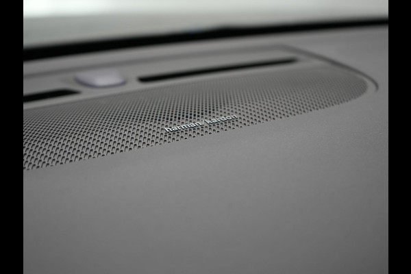 Volvo XC40 T5 Recharge R-Design PHEV 263pk Dealer O.H. | Trekhaak Af Fabriek | Adaptive Cruise | Harman / Kardon | 360 Camera | Lederen Sportstoelen Memory & Verwarmd | Apple Carplay | Stuur Verwarmd | Keyless | Blis | Navigatie | DAB | Plug In Hybrid