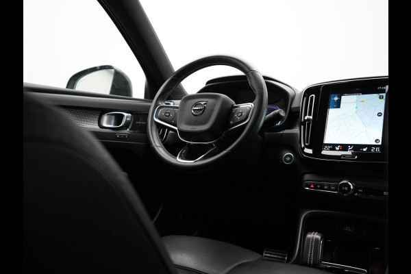 Volvo XC40 T5 Recharge R-Design PHEV 263pk Dealer O.H. | Trekhaak Af Fabriek | Adaptive Cruise | Harman / Kardon | 360 Camera | Lederen Sportstoelen Memory & Verwarmd | Apple Carplay | Stuur Verwarmd | Keyless | Blis | Navigatie | DAB | Plug In Hybrid
