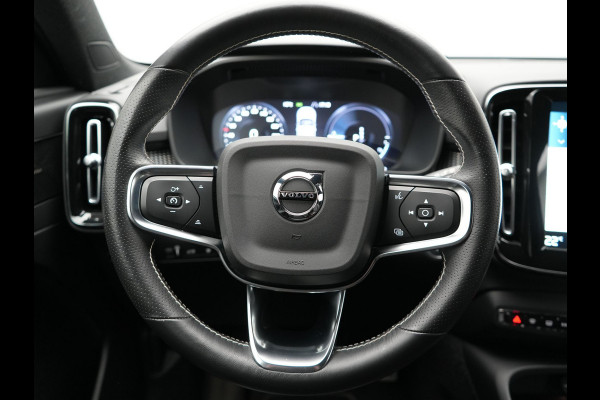 Volvo XC40 T5 Recharge R-Design PHEV 263pk Dealer O.H. | Trekhaak Af Fabriek | Adaptive Cruise | Harman / Kardon | 360 Camera | Lederen Sportstoelen Memory & Verwarmd | Apple Carplay | Stuur Verwarmd | Keyless | Blis | Navigatie | DAB | Plug In Hybrid