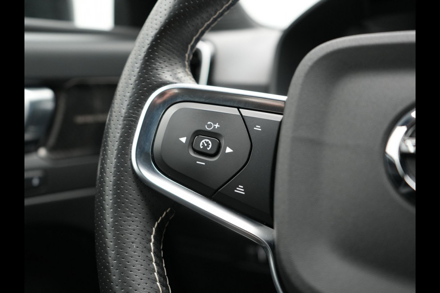Volvo XC40 T5 Recharge R-Design PHEV 263pk Dealer O.H. | Trekhaak Af Fabriek | Adaptive Cruise | Harman / Kardon | 360 Camera | Lederen Sportstoelen Memory & Verwarmd | Apple Carplay | Stuur Verwarmd | Keyless | Blis | Navigatie | DAB | Plug In Hybrid