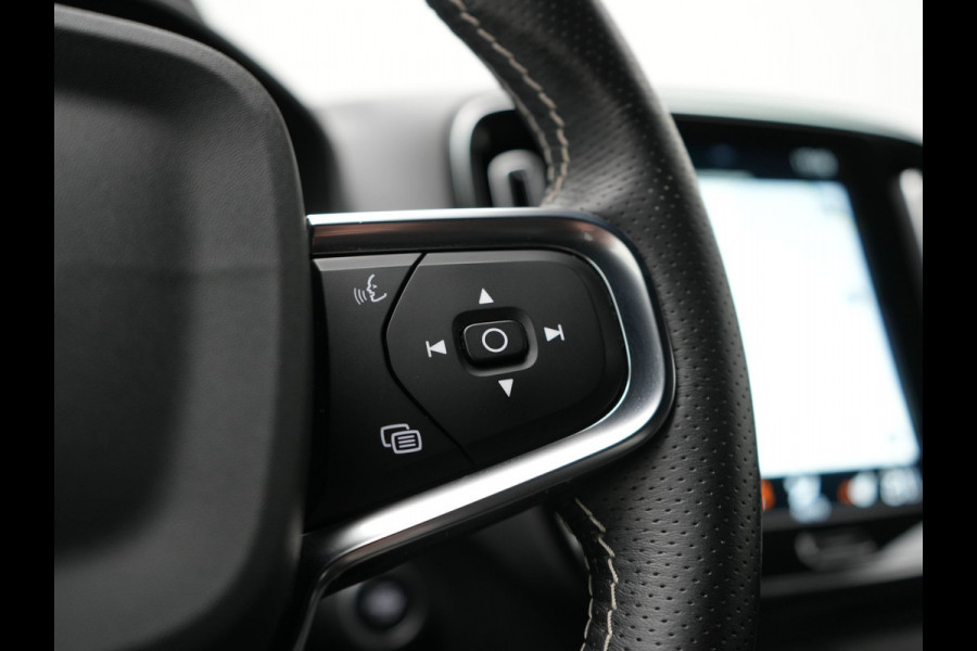 Volvo XC40 T5 Recharge R-Design PHEV 263pk Dealer O.H. | Trekhaak Af Fabriek | Adaptive Cruise | Harman / Kardon | 360 Camera | Lederen Sportstoelen Memory & Verwarmd | Apple Carplay | Stuur Verwarmd | Keyless | Blis | Navigatie | DAB | Plug In Hybrid