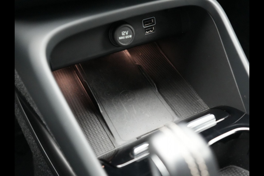 Volvo XC40 T5 Recharge R-Design PHEV 263pk Dealer O.H. | Trekhaak Af Fabriek | Adaptive Cruise | Harman / Kardon | 360 Camera | Lederen Sportstoelen Memory & Verwarmd | Apple Carplay | Stuur Verwarmd | Keyless | Blis | Navigatie | DAB | Plug In Hybrid