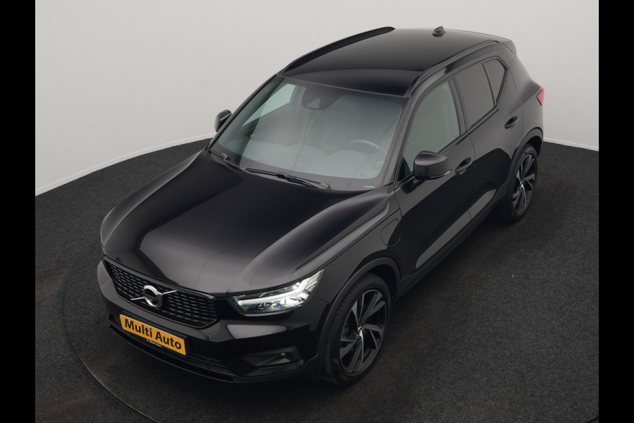Volvo XC40 T5 Recharge R-Design PHEV 263pk Dealer O.H. | Trekhaak Af Fabriek | Adaptive Cruise | Harman / Kardon | 360 Camera | Lederen Sportstoelen Memory & Verwarmd | Apple Carplay | Stuur Verwarmd | Keyless | Blis | Navigatie | DAB | Plug In Hybrid