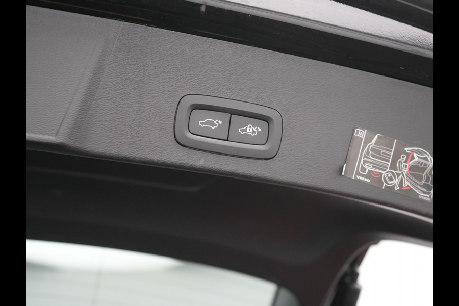 Volvo XC40 T5 Recharge R-Design PHEV 263pk Dealer O.H. | Trekhaak Af Fabriek | Adaptive Cruise | Harman / Kardon | 360 Camera | Lederen Sportstoelen Memory & Verwarmd | Apple Carplay | Stuur Verwarmd | Keyless | Blis | Navigatie | DAB | Plug In Hybrid